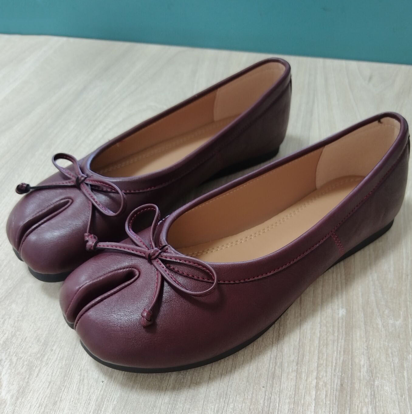 Splittoe Bow Leather Pumps