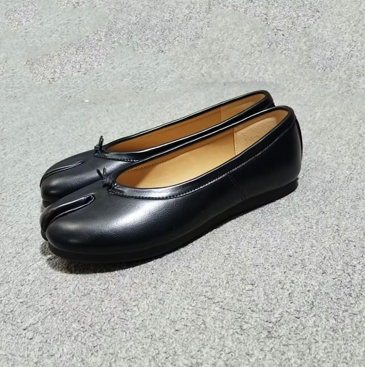 Splittoe Bow Leather Pumps