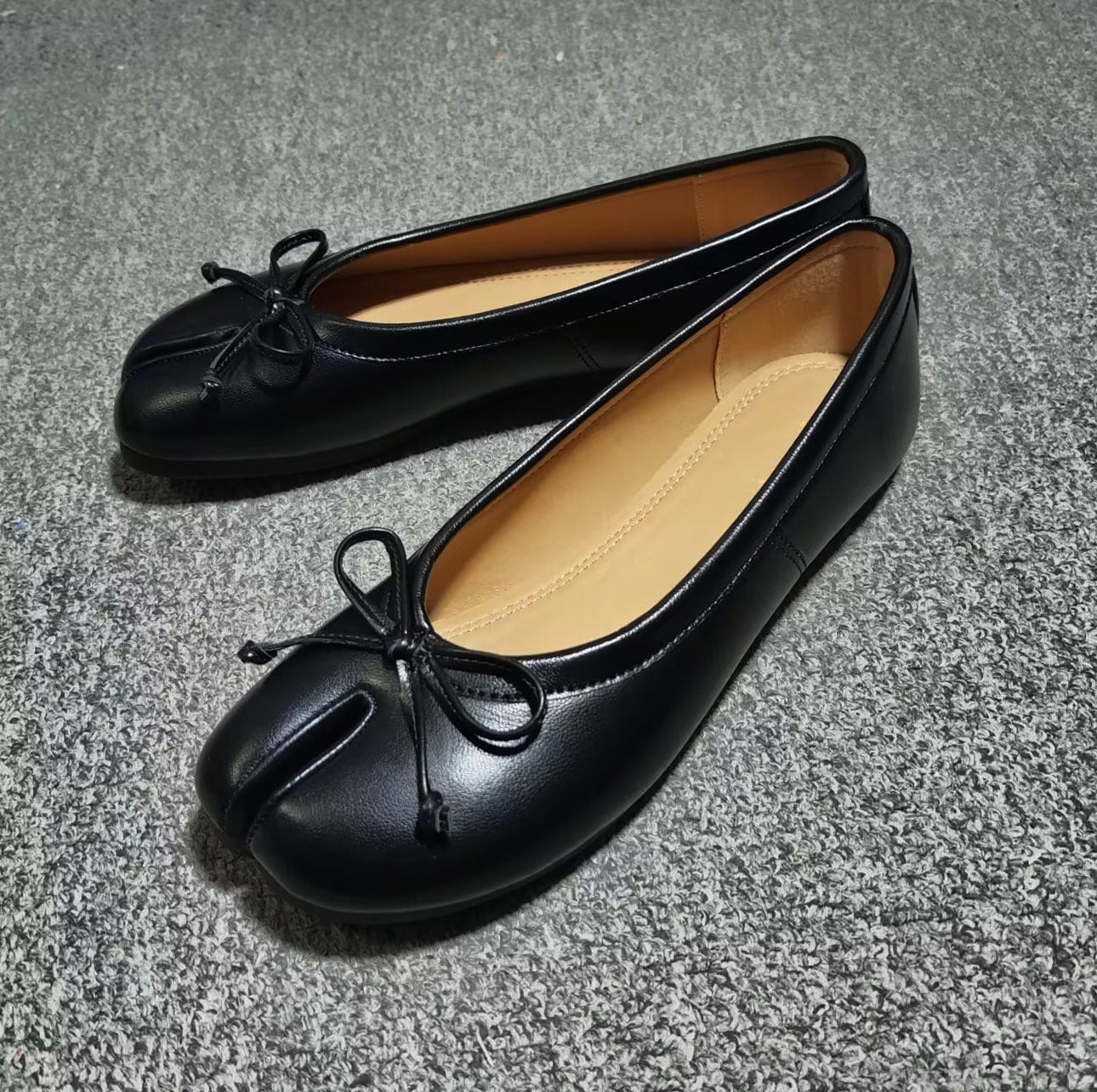 Splittoe Bow Leather Pumps