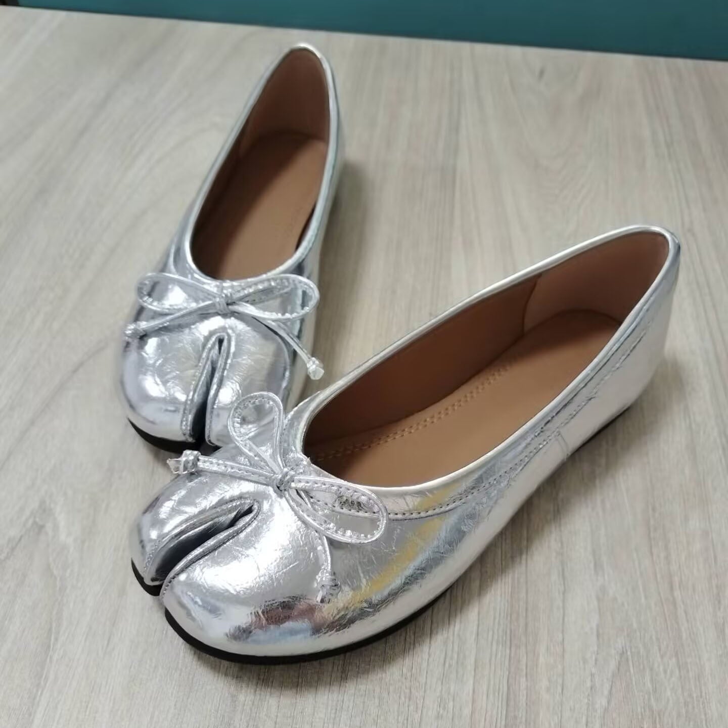 Splittoe Bow Leather Pumps